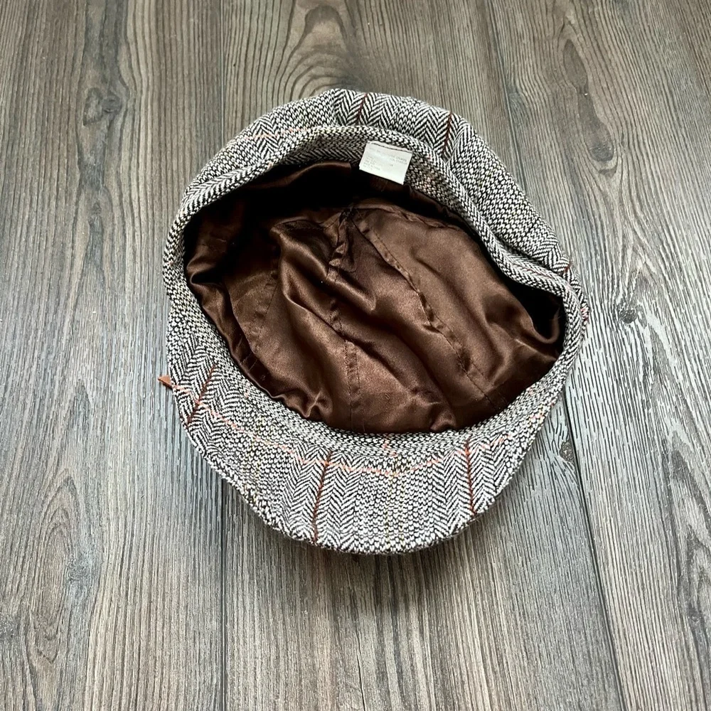 Stylish Tweed Cap with Button Accents
